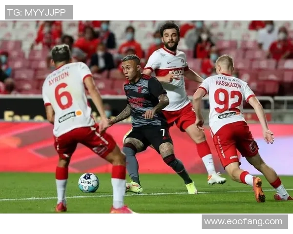 圣塔克拉与本菲卡的较量因争议判罚而腰斩球迷反应热烈