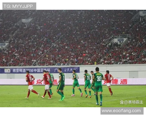 富力与申花激战正酣比分悬念引发球迷热议与期待 富力与申花激战正酣比分悬念引发球迷热议与期待